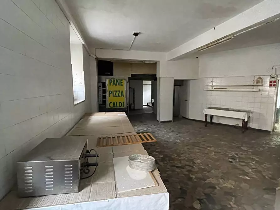 Immagine 11 di Negozio in vendita  in Via della Libertà 14 a Almenno San Salvatore