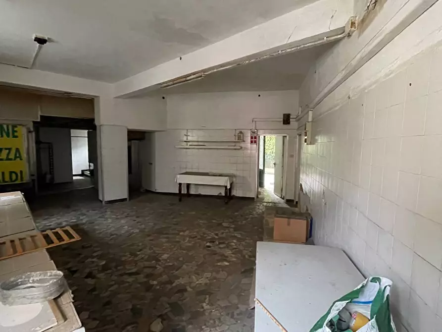 Immagine 12 di Negozio in vendita  in Via della Libertà 14 a Almenno San Salvatore