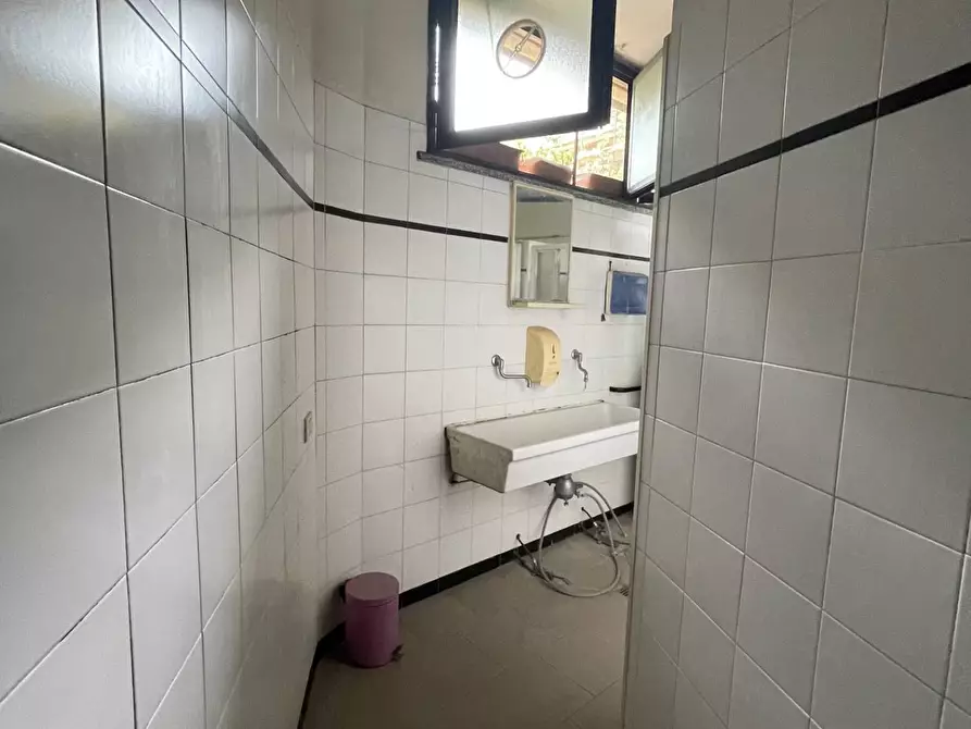 Immagine 14 di Negozio in vendita  in Via della Libertà 14 a Almenno San Salvatore