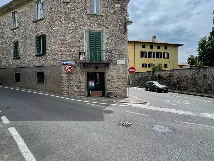 Immagine 2 di Negozio in vendita  in Via della Libertà 14 a Almenno San Salvatore