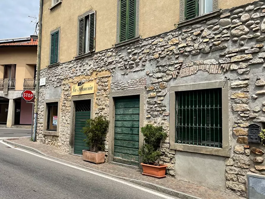 Immagine 3 di Negozio in vendita  in Via della Libertà 14 a Almenno San Salvatore
