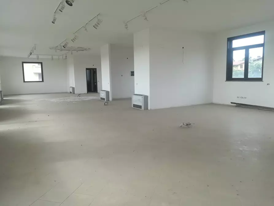 Immagine 3 di Locale commerciale in vendita  in via matteotti 69 a Roncello