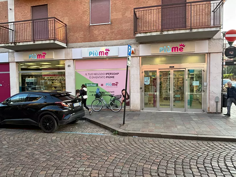 Immagine 1 di Negozio in vendita  in Via Borgo Santa Caterina 63 a Bergamo