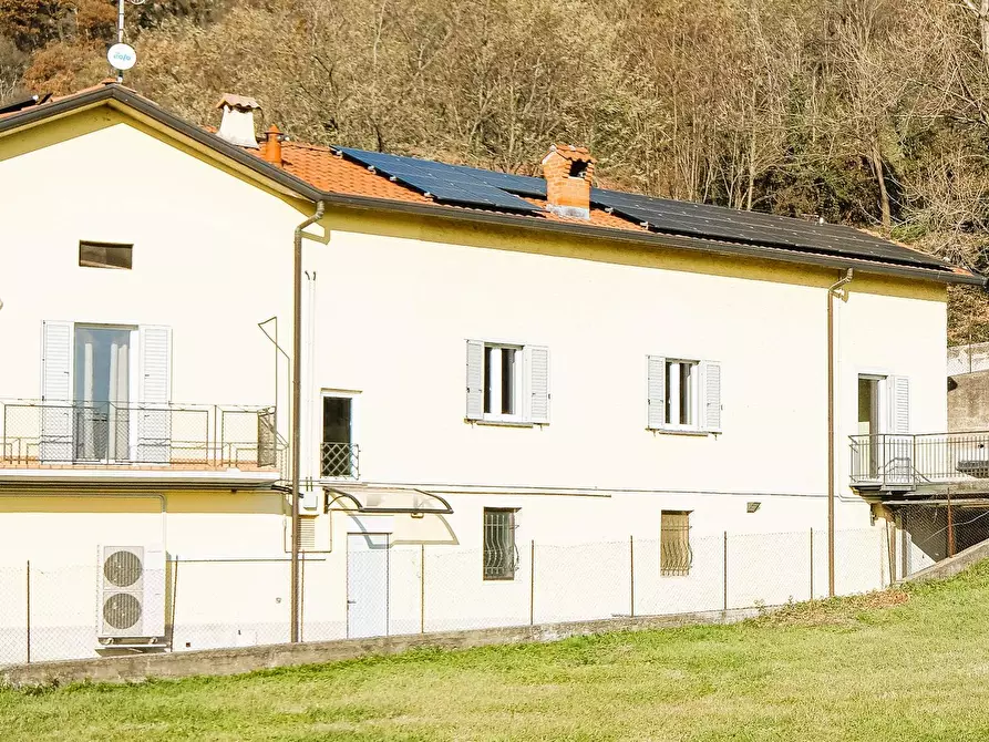 Immagine 1 di Casa semindipendente in vendita  in VIA CAROSSO 43 a Almenno San Bartolomeo