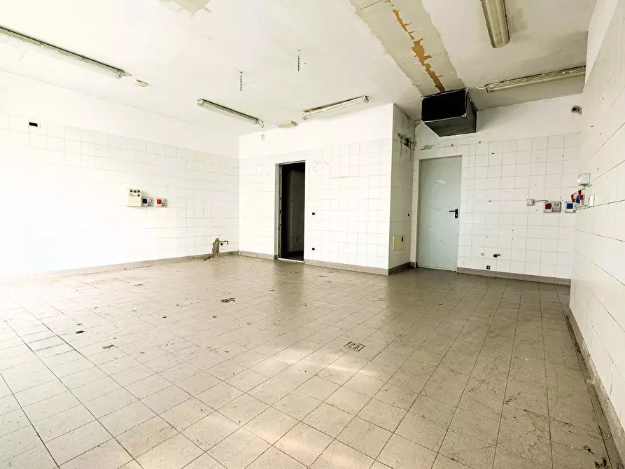 Immagine 14 di Locale commerciale in vendita  in VIA RAMPINELLI 1 a Almenno San Bartolomeo