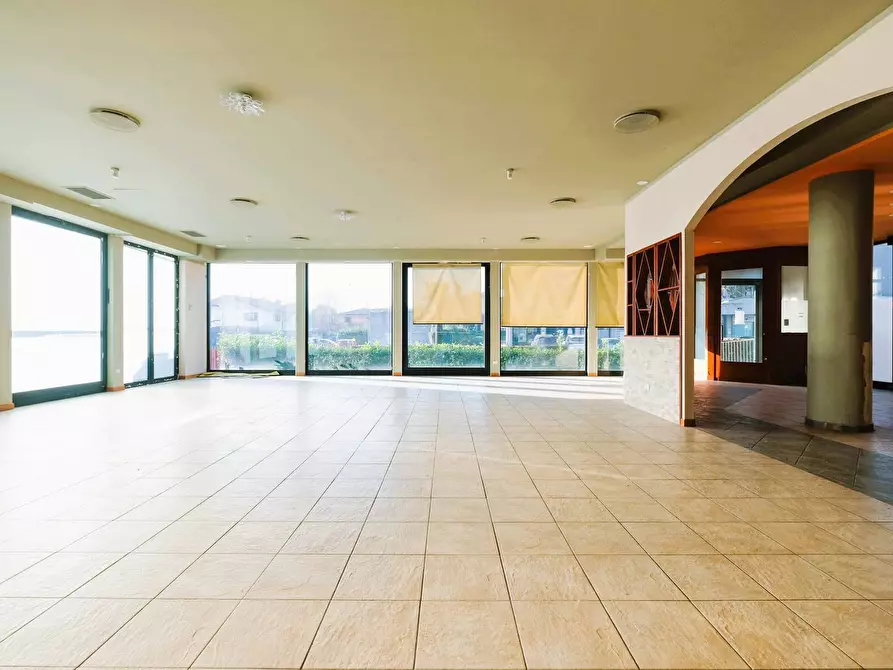 Immagine 2 di Locale commerciale in vendita  in VIA RAMPINELLI 1 a Almenno San Bartolomeo