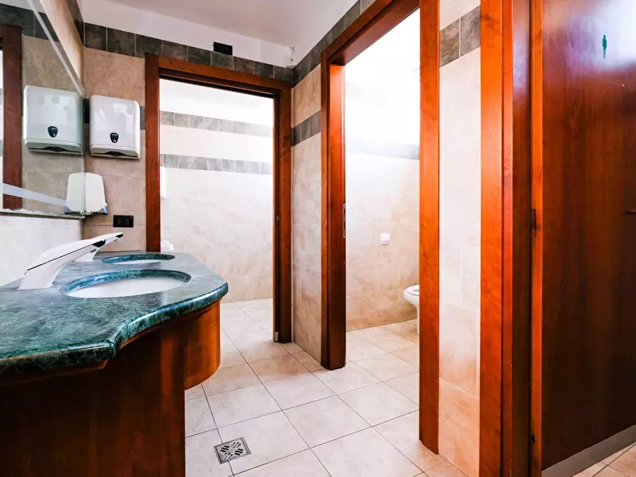 Immagine 11 di Locale commerciale in vendita  in VIA RAMPINELLI 1 a Almenno San Bartolomeo