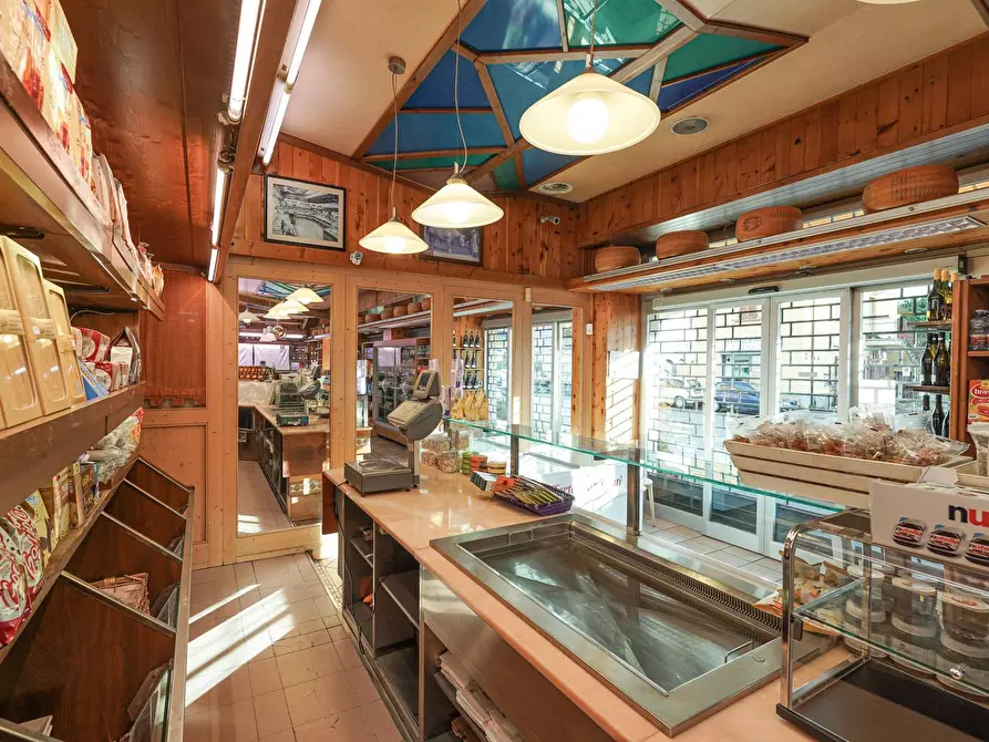 Immagine 9 di Negozio in vendita  in via Broseta 113-115 a Bergamo