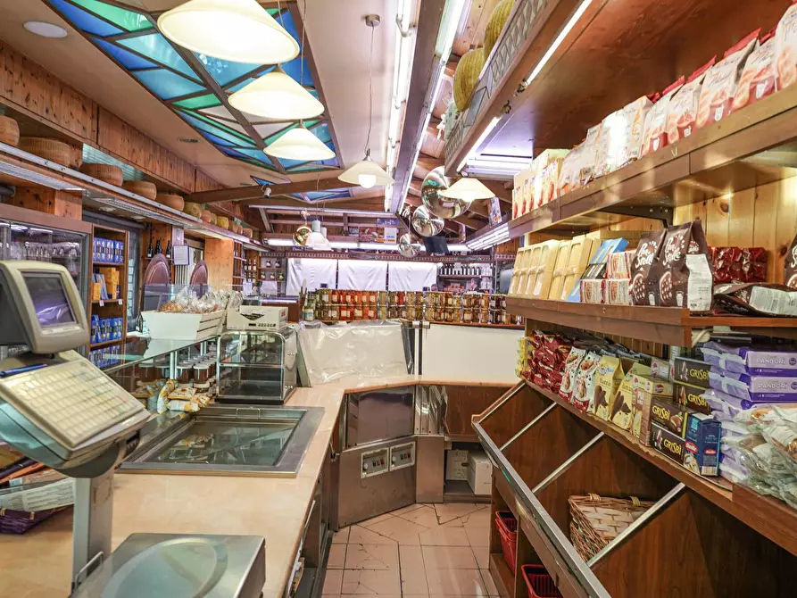 Immagine 17 di Negozio in vendita  in via Broseta 113-115 a Bergamo