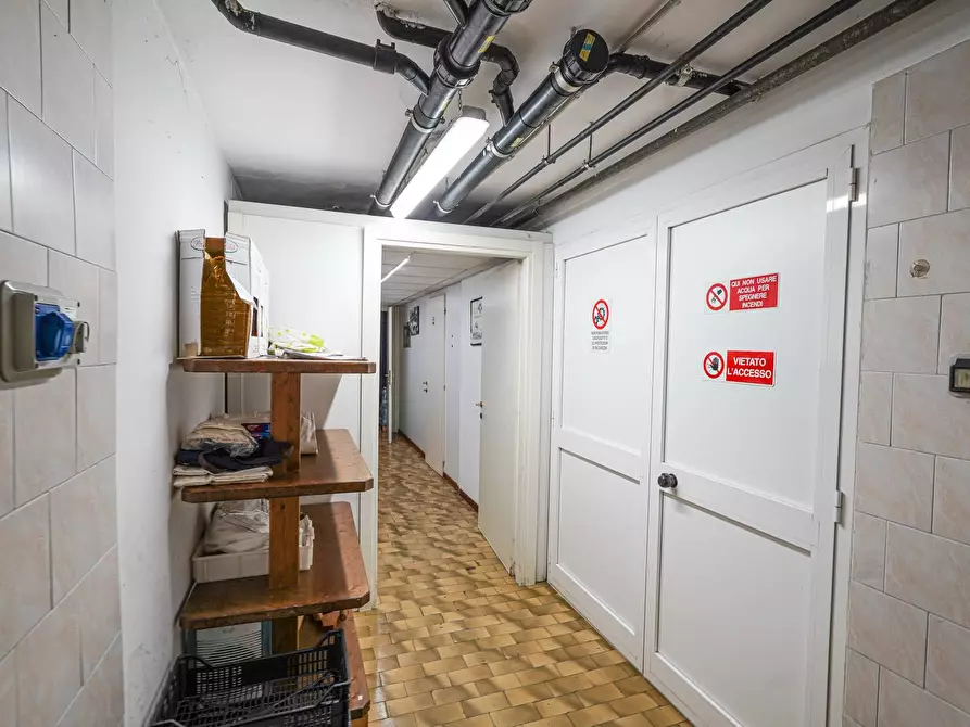 Immagine 29 di Negozio in vendita  in via Broseta 113-115 a Bergamo