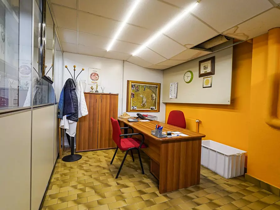 Immagine 35 di Negozio in vendita  in via Broseta 113-115 a Bergamo