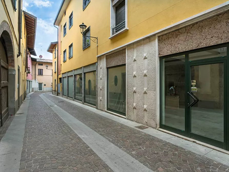 Immagine 10 di Locale commerciale in affitto  in PIAZZA MONS GRASSI 16 a Verdello