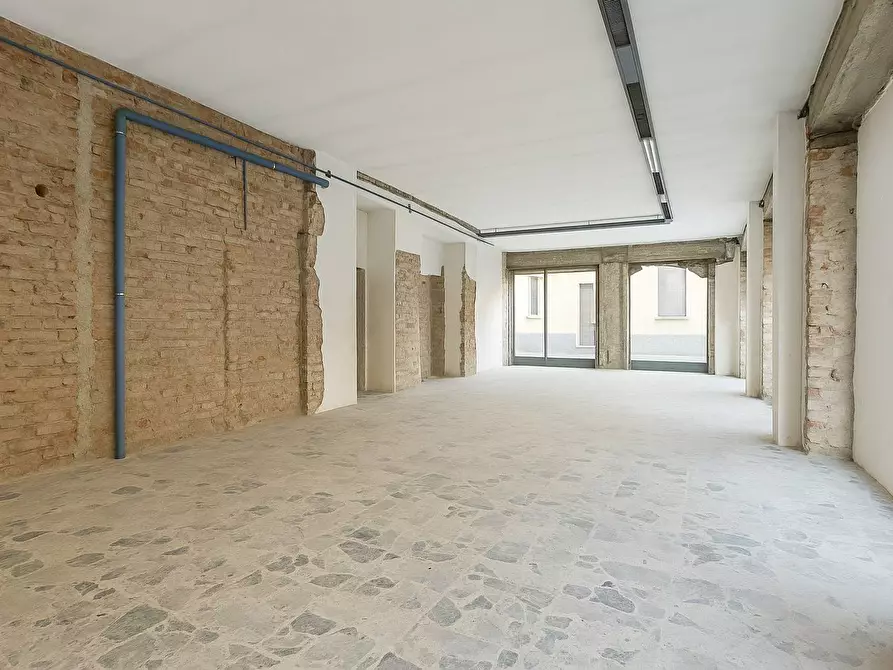 Immagine 2 di Locale commerciale in affitto  in PIAZZA MONS GRASSI 16 a Verdello