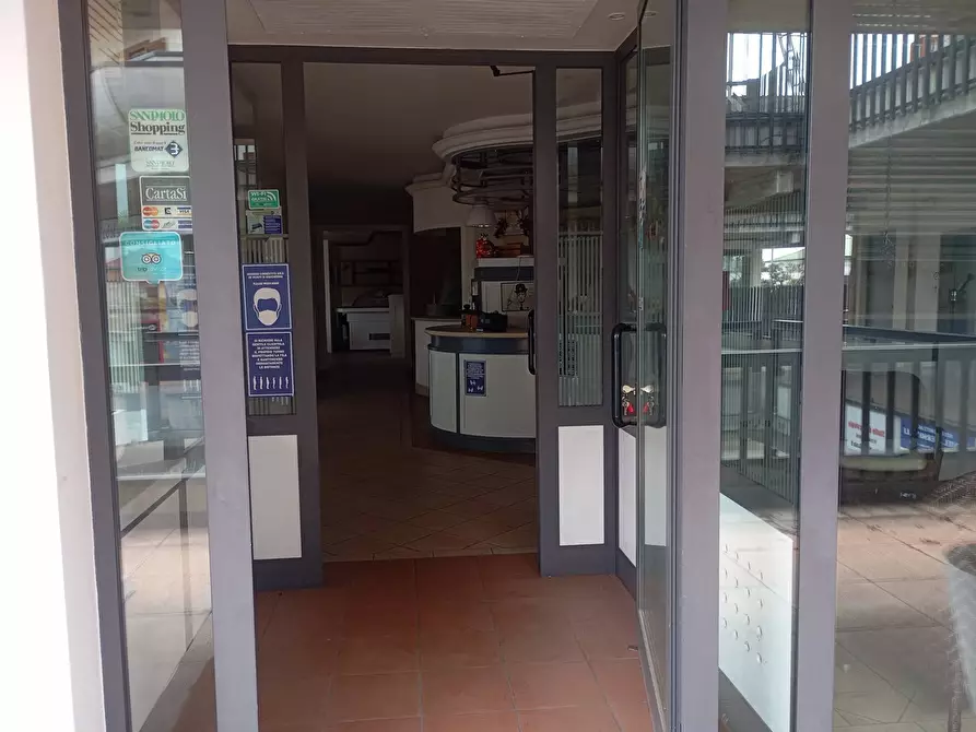 Immagine 4 di Locale commerciale in affitto  in Via Italia 1 a Almenno San Bartolomeo
