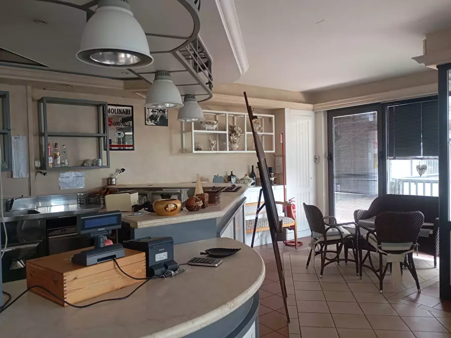 Immagine 6 di Locale commerciale in affitto  in Via Italia 1 a Almenno San Bartolomeo