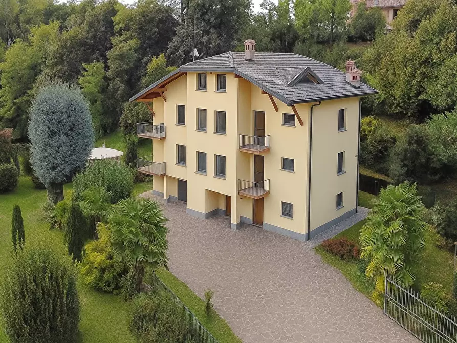 Immagine 1 di Villa in vendita  in viale giuseppe verdi a Merate