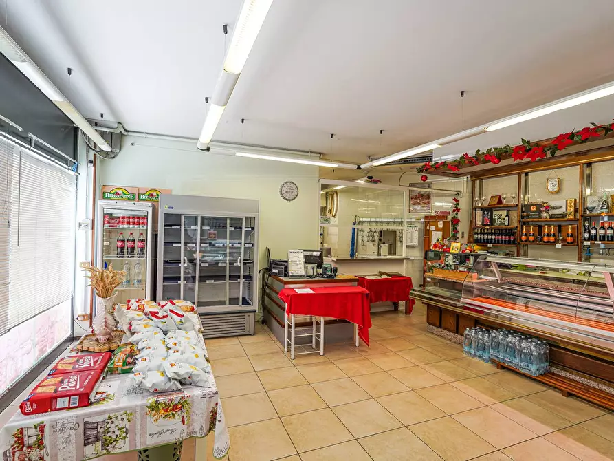 Immagine 11 di Attività commerciale in vendita  in Corso Vittorio Veneto 35 a Osio Sotto