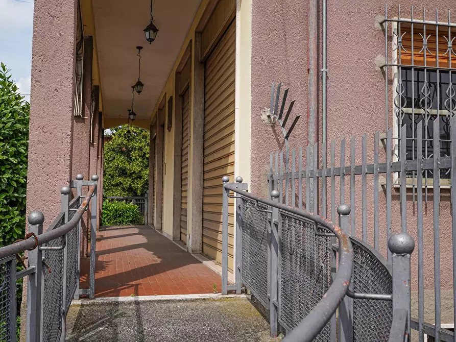 Immagine 19 di Locale commerciale in vendita  in Via Vittorio Veneto 1 a Almenno San Bartolomeo