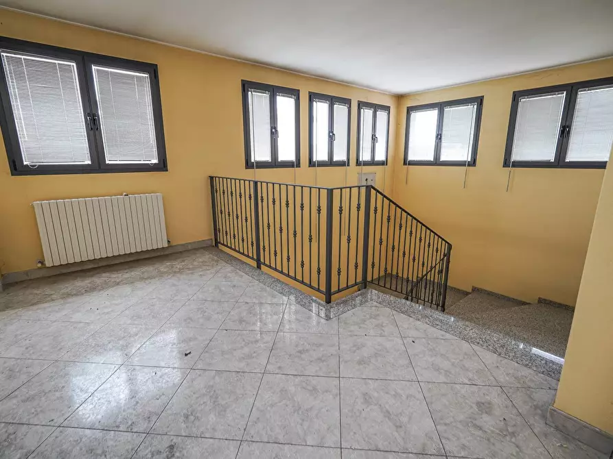 Immagine 34 di Locale commerciale in vendita  in Via Vittorio Veneto 1 a Almenno San Bartolomeo