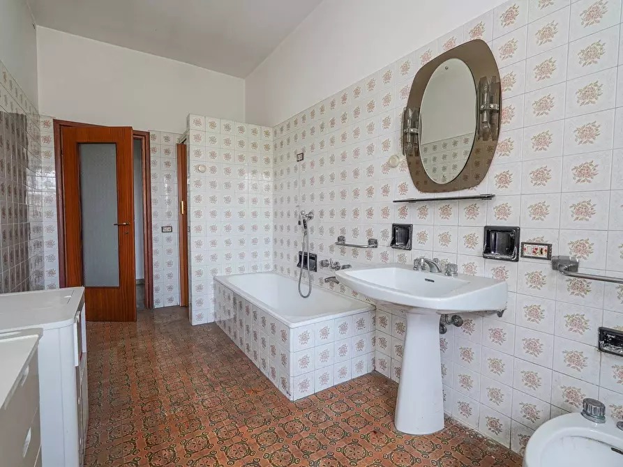 Immagine 35 di Palazzo in vendita  in Via vittorio Veneto 1 a Almenno San Bartolomeo