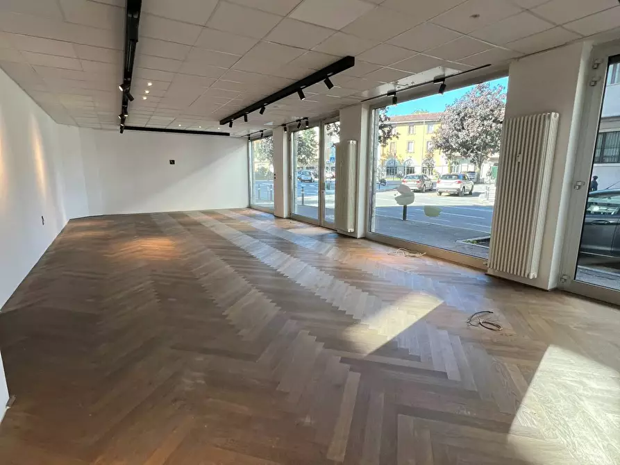 Immagine 1 di Locale commerciale in vendita  in via baschenis 7 a Bergamo