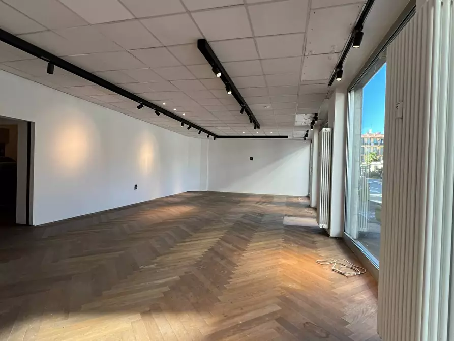 Immagine 2 di Locale commerciale in vendita  in via baschenis 7 a Bergamo