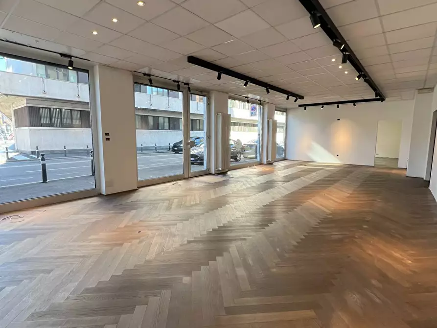 Immagine 3 di Locale commerciale in vendita  in via baschenis 7 a Bergamo