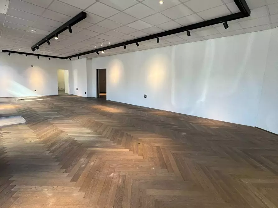 Immagine 4 di Locale commerciale in vendita  in via baschenis 7 a Bergamo