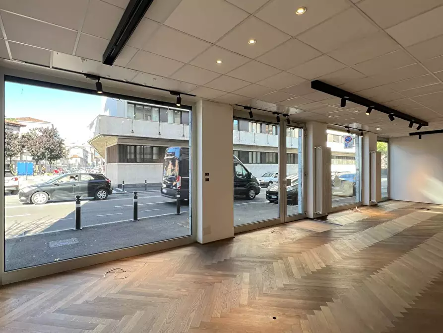 Immagine 5 di Locale commerciale in vendita  in via baschenis 7 a Bergamo