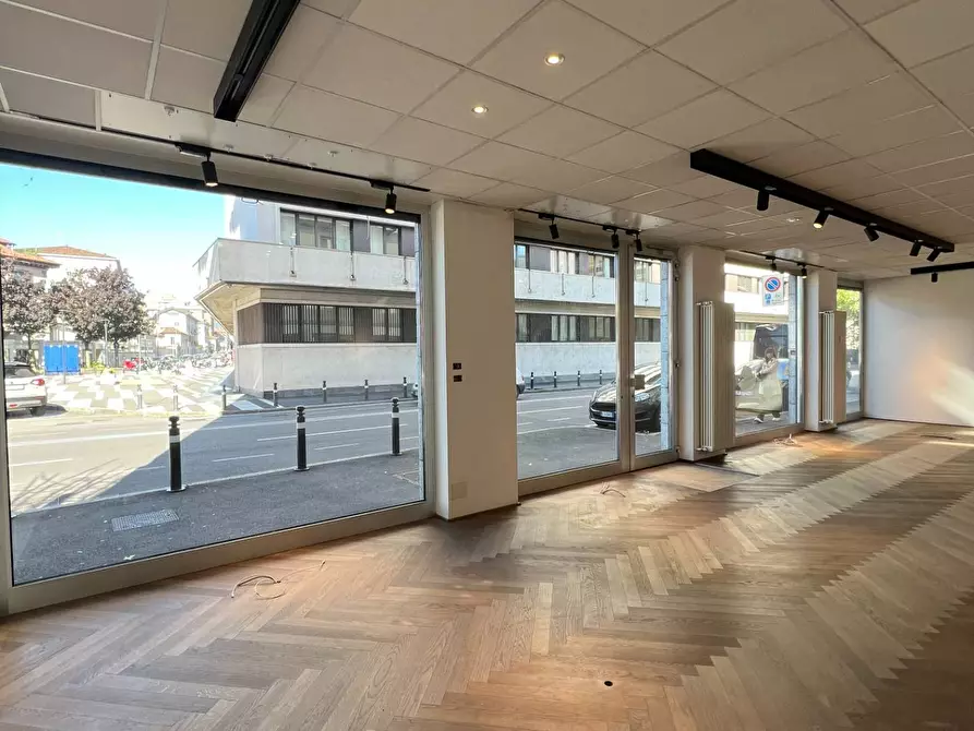 Immagine 6 di Locale commerciale in vendita  in via baschenis 7 a Bergamo