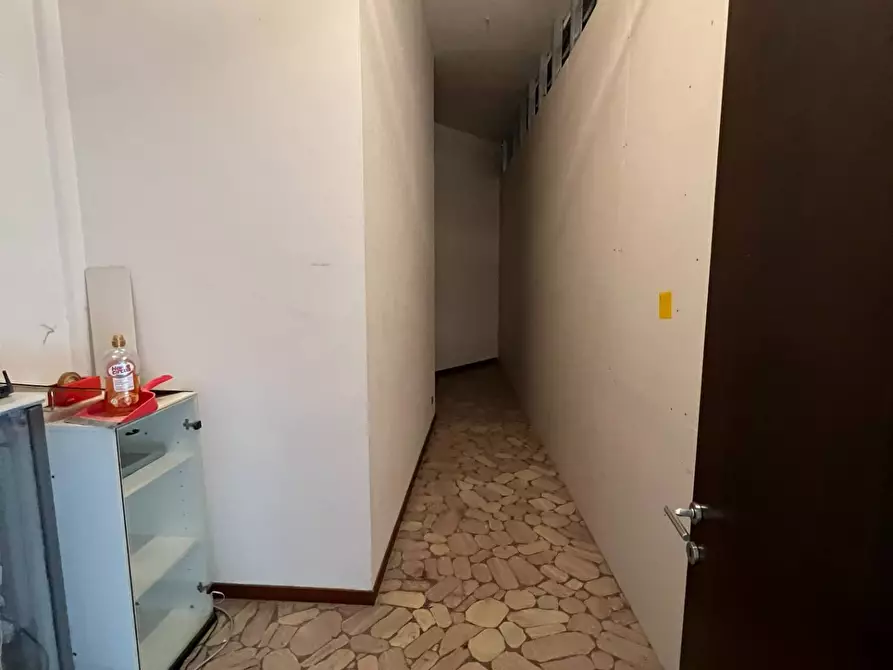 Immagine 7 di Locale commerciale in vendita  in via baschenis 7 a Bergamo