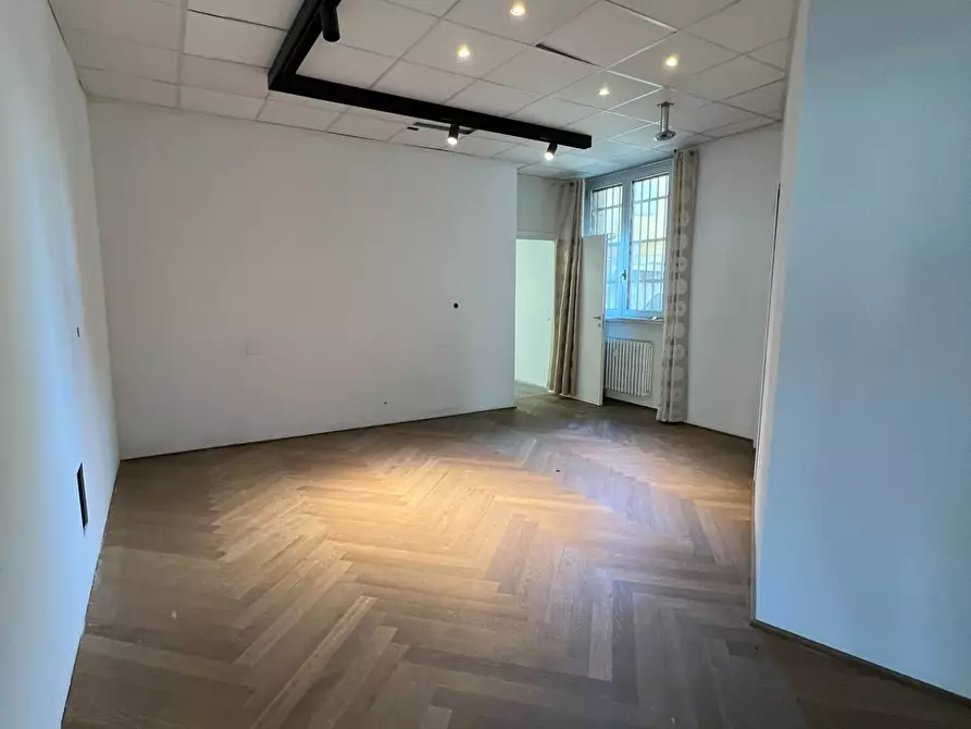 Immagine 8 di Locale commerciale in vendita  in via baschenis 7 a Bergamo