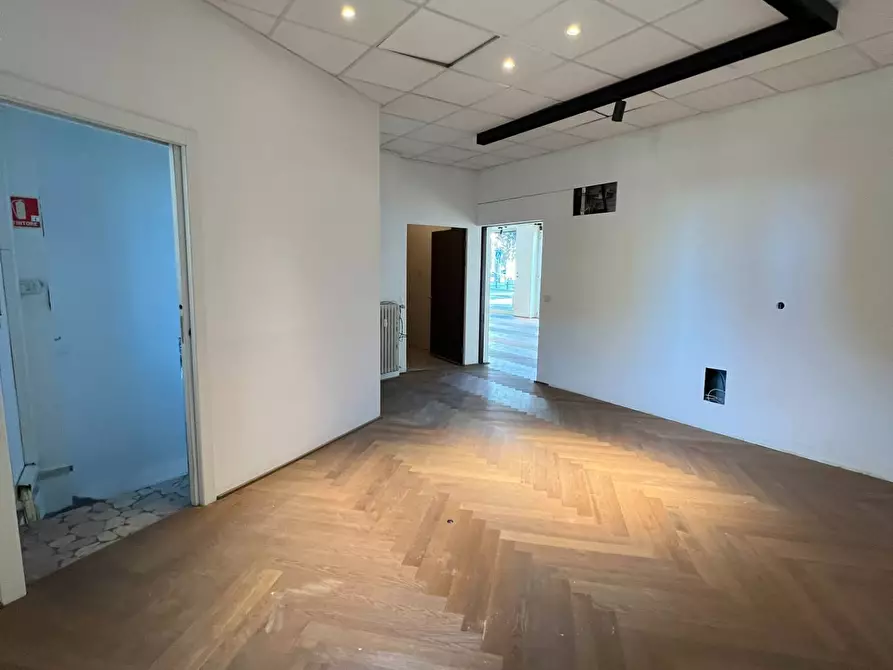 Immagine 9 di Locale commerciale in vendita  in via baschenis 7 a Bergamo