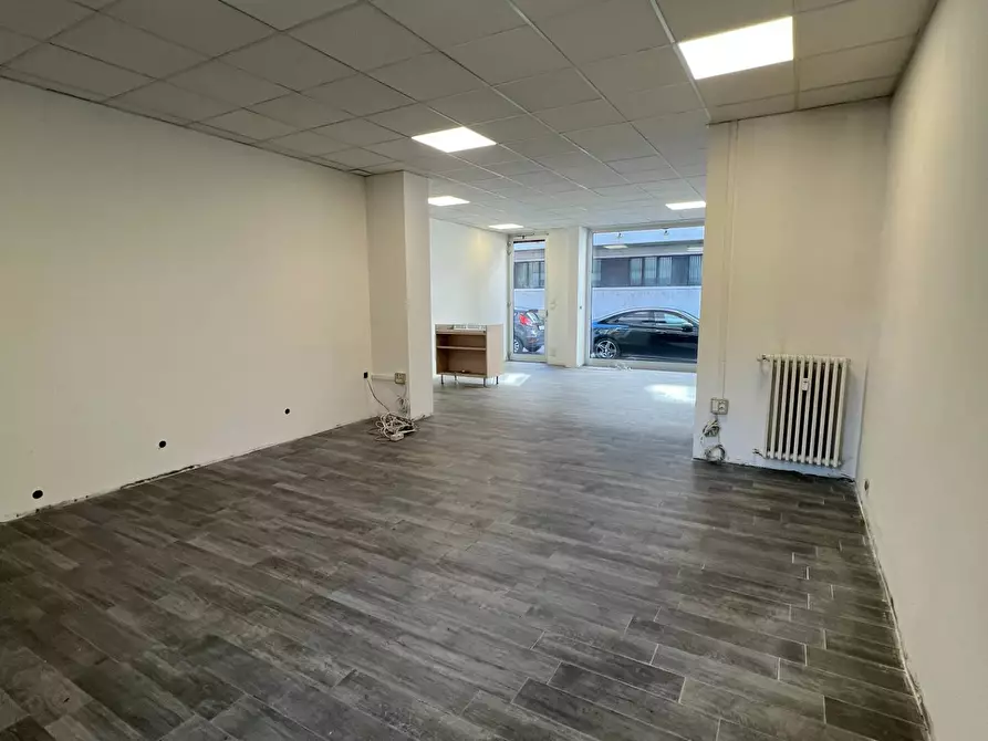 Immagine 10 di Locale commerciale in vendita  in via baschenis 7 a Bergamo