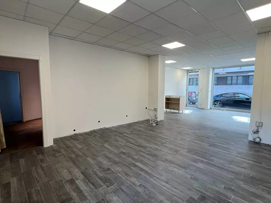 Immagine 11 di Locale commerciale in vendita  in via baschenis 7 a Bergamo