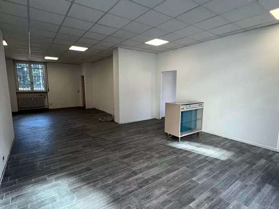 Immagine 16 di Locale commerciale in vendita  in via baschenis 7 a Bergamo