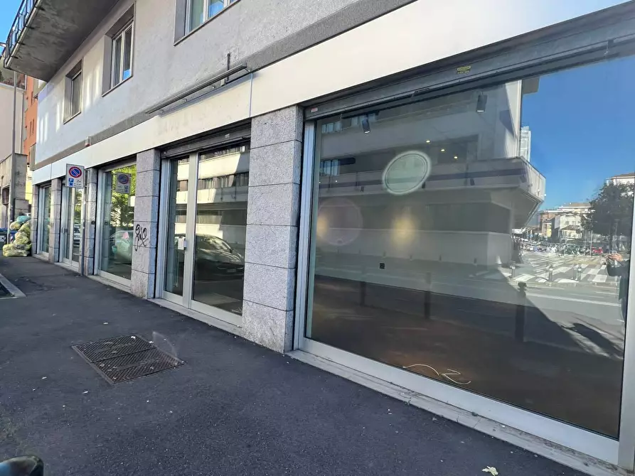 Immagine 14 di Locale commerciale in vendita  in via baschenis 7 a Bergamo