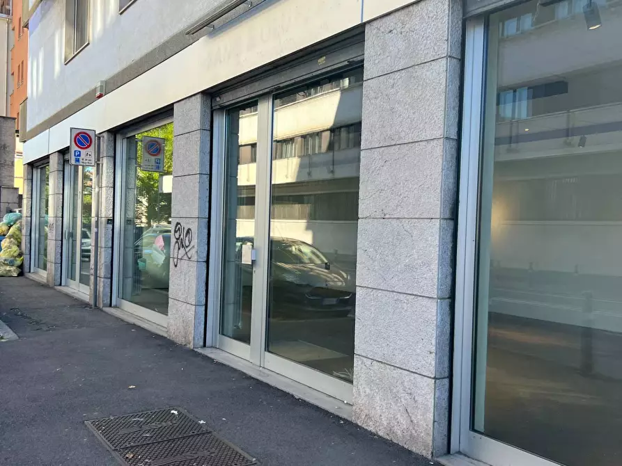 Immagine 15 di Locale commerciale in vendita  in via baschenis 7 a Bergamo