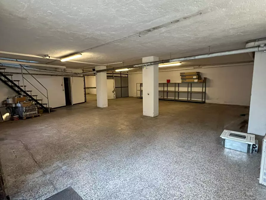 Immagine 17 di Locale commerciale in vendita  in via baschenis 7 a Bergamo