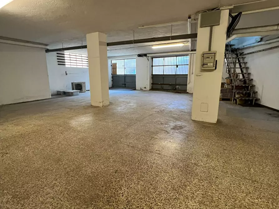 Immagine 19 di Locale commerciale in vendita  in via baschenis 7 a Bergamo