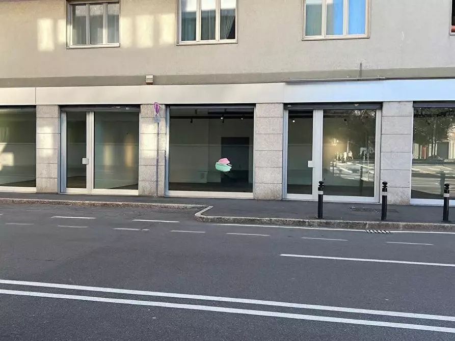 Immagine 13 di Locale commerciale in vendita  in via baschenis 7 a Bergamo