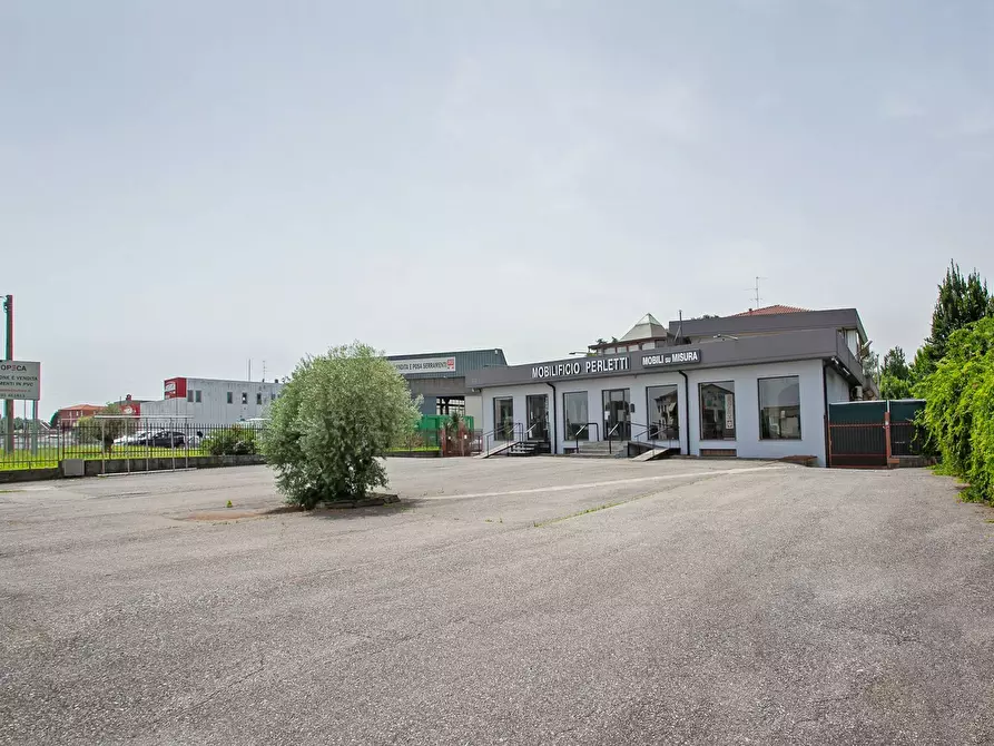 Immagine 3 di Locale commerciale in vendita  in Strada Statale 525 2 a Arcene