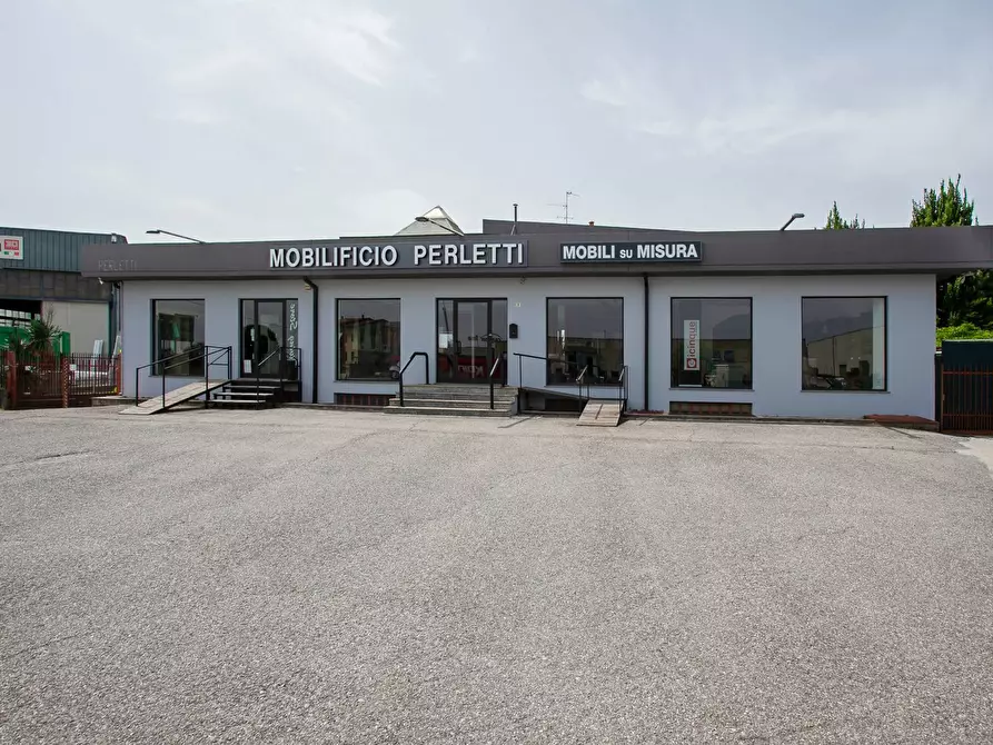 Immagine 2 di Locale commerciale in vendita  in Strada Statale 525 2 a Arcene