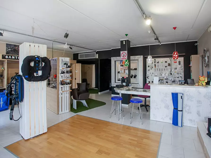 Immagine 4 di Locale commerciale in vendita  in Strada Statale 525 2 a Arcene