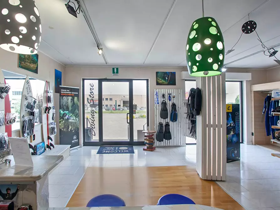 Immagine 5 di Locale commerciale in vendita  in Strada Statale 525 2 a Arcene