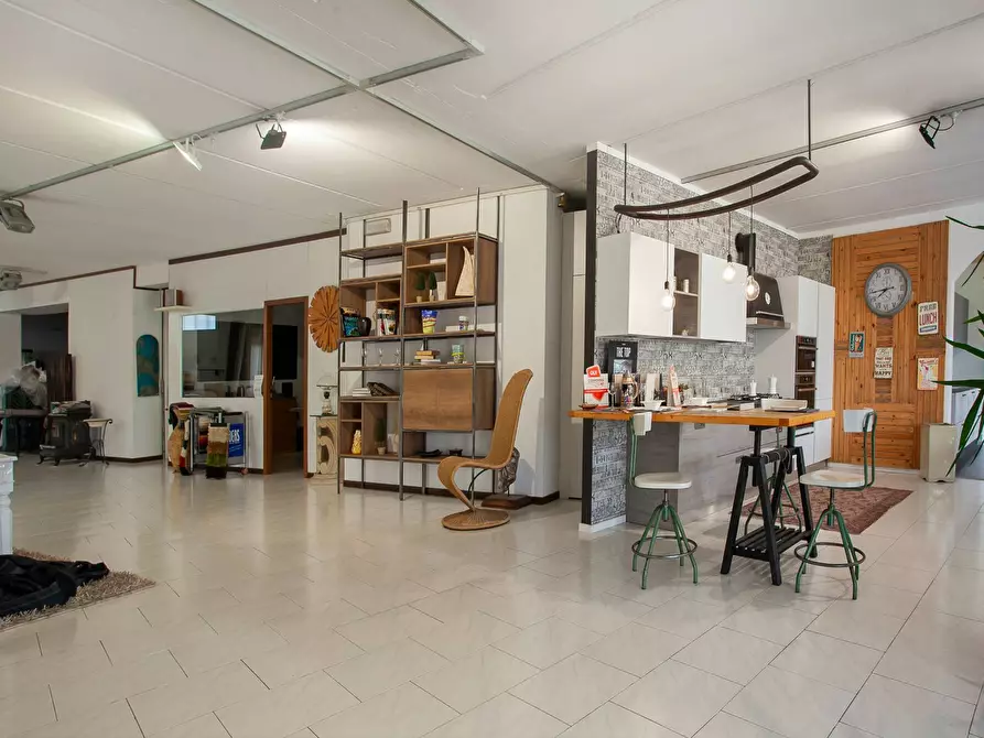 Immagine 8 di Locale commerciale in vendita  in Strada Statale 525 2 a Arcene