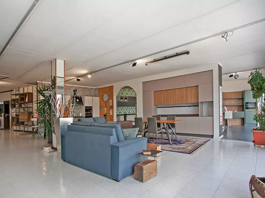 Immagine 9 di Locale commerciale in vendita  in Strada Statale 525 2 a Arcene