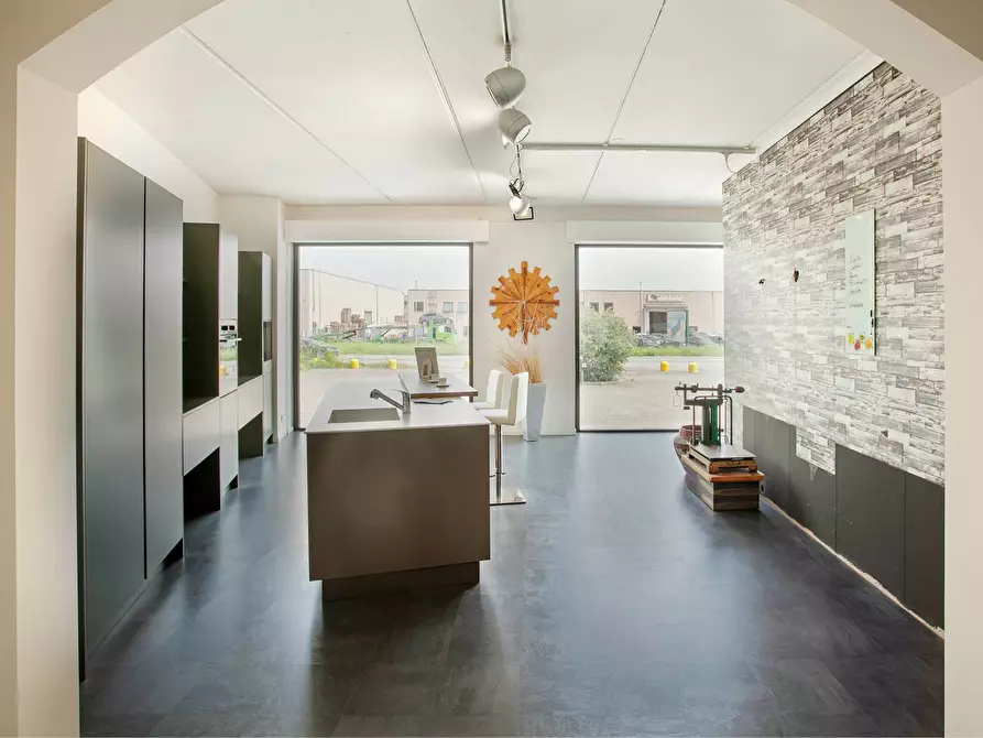 Immagine 10 di Locale commerciale in vendita  in Strada Statale 525 2 a Arcene