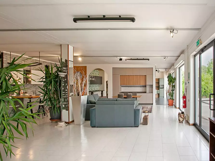 Immagine 11 di Locale commerciale in vendita  in Strada Statale 525 2 a Arcene