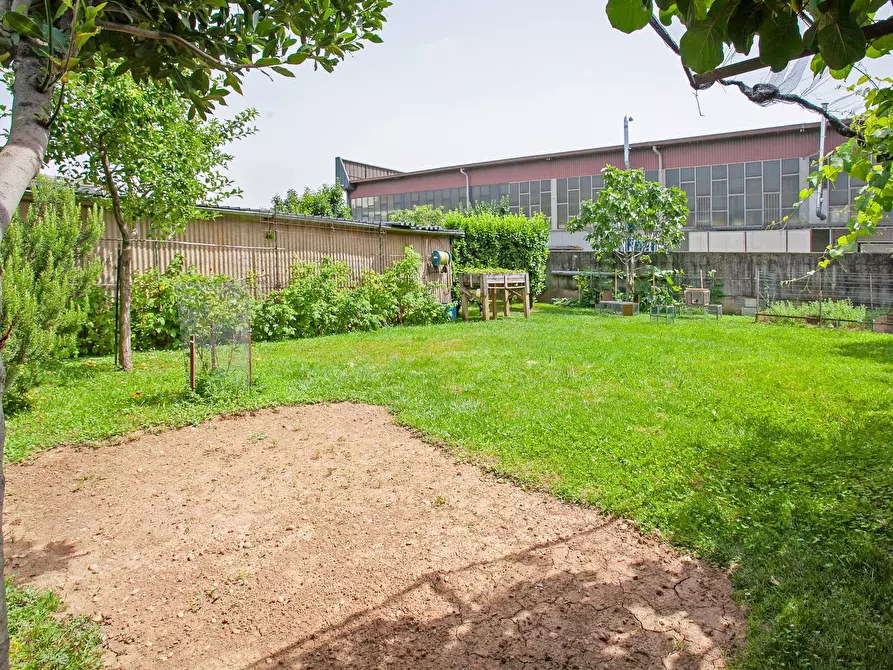 Immagine 18 di Locale commerciale in vendita  in Strada Statale 525 2 a Arcene